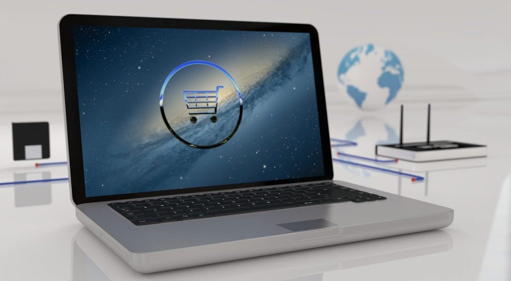 Laptop mit Shopping Symbol